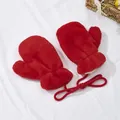 Dettaglio di muffole in peluche rosso per bambini con fodera calda e cordino - Taglia S (2-6 Anni) / Rosso