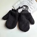 Detailansicht warmer schwarzer Fäustlinge aus Lammfellimitat mit Strickbündchen und Kordel - Schwarz