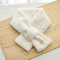 Écharpe d'hiver en fausse fourrure blanche pour femme avec design croisé élégant et patch - Blanc Cassé