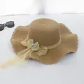 Khaki Strohhut mit Wellenrand und gelber Netzschleife mit Perlen-Schmetterlingsdetail - Erwachsene (56-58CM) / Khaki