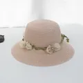 Damen-Strohhut in Beige mit eleganten weißen Stoffblumen und grünen Ranken für den Sommer - Seidennetzblume Breite Krempe - Rosa