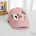 Détail de la casquette rose en coton avec des poupées panda en peluche et un badge de lunettes - S Enfants (48-52CM) / Rose