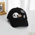 Détail d'une casquette de baseball noire avec poupées panda 3D et écusson WOW brodé - S Enfants (48-52CM) / Noir