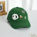 Détail d'une casquette enfant verte en toile avec panda en peluche 3D et broderie - S Enfants (48-52CM) / Vert foncé