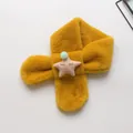 Detail eines gelben Plüsch-Kinderschals mit gesticktem rosa Stern und Bommel - Kurkuma - Smiley Star Pink