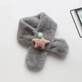 Detail eines grauen Kinderplüschschals mit einem rosa Stern und Stickerei-Augen - Grau (Rosa Stern)