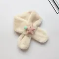 Dettaglio della sciarpa in peluche con ricamo a stella rosa e consistenza morbida in pelliccia - Bianco sporco (Stella rosa)