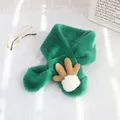 Groene pluche wintersjaal voor kinderen met bruine geweien en witte pompons op ruitjespatroon - Kerstgroen