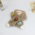 Nahaufnahme der flauschigen Comic-Tieraufnäher auf einem braunen Kinder-Plüschschal - 75*10cm / Kaffeebraun