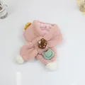 Detailansicht des rosa Plüsch-Kinderschals mit Bär-Frosch-Stickerei und weißen Bommeln - 75*10cm / Rosa