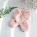 Rosa Lammwollschal für Kinder mit weichem Überkreuz-Design für winterliche Wärme - Hellrosa