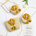 Detail van geweven stro mini-tasjes met grote gele bloemen en een dunne schouderriem - Beige - Rasterbal Gele Bloem
