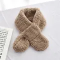 Gemütlicher khakifarbener Lammwollschal für Kinder mit warmem Überkreuz-Design und Teddy-Plüsch - Kaffeebraun