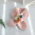 Rosa Plüschschal für Kinder mit einer bunten 3D-Blume aus weichem Lammwollimitat - 75*10cm / Rosa