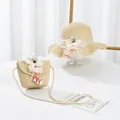 Dettaglio di cappello di paglia intrecciato e borsa abbinata con fiori in chiffon soffici - Cappello di Paglia per Bambini / Beige