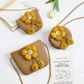 Detailopname van stro-tassen voor kinderen met gele bloemen en geweven texturen - Khaki - Rasterbal Gele Bloem