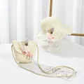 Dettaglio del cappello di paglia e borsa a tracolla con squisiti fiori in tessuto - Cappello di Paglia per Bambini / crema