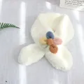 Niedlicher cremefarbener Lammwollschal für Kinder mit einer bunten 3D-Plüschblume - 75*10cm / Gebrochenes Weiß