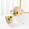 Detailaufnahme von Strohhut und Tasche mit Sonnenblume und weißer Spitzenverzierung - Kindergröße / Rosa - Eine Große Sonnenblume
