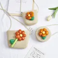 Detail van handgemaakte strooien schoudertassen voor meisjes met 3D-bloemaccenten - Beige - Grote Oranje Bloem