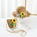 Detail von Strohhut und passender Tasche mit Sonnenblumen-Akzenten und Spitze - Kindergröße / Khaki - Eine Große Sonnenblume