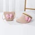 Détail d'une visière en paille et d'un petit sac bandoulière assorti à nœuds pailletés - Rose - Papillon Rose Pailleté