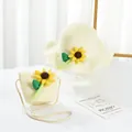Detailansicht Strohhut und Tasche mit handgefertigten 3D-Sonnenblumenverzierungen - Kindergröße / Milchweiß - Eine Große Sonnenblume