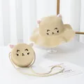 Dettaglio di cappello di paglia e borsa tonda con orecchie di gatto ricamate da bimba - Solo Cappello / Beige