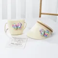 Détail de l'ensemble chapeau de paille et sac bandoulière avec nœuds en paillettes pour filles - Papillon Blanc Laiteux Et Scintillant Aux Couleurs Chatoyantes