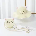 Dettaglio set cappello e borsa in paglia per bambina con ricamo di orecchie di gatto 3D - Solo Cappello / crema