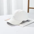 Detail der weißen Baumwoll-Baseballkappe mit 6-Panel-Struktur und vorgebogenem Schirm - S Kinder (48-52CM) / Weiß