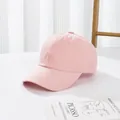 Detail einer hellrosa Baumwoll-Baseballkappe mit Sechs-Panel-Struktur und Belüftungsösen - S Kinder (48-52CM) / Rosa