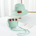 Dettaglio del cappello di paglia verde chiaro per bambina e borsa a tracolla con fragole - Cappello per Bambini (52cm) / Verde