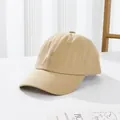 Detail einer minimalistischen beige Baumwoll-Baseballkappe mit parallelen Nähten - S Kinder (48-52CM) / Khaki