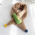 Sciarpa di peluche color kaki per bambini con simpatico dinosauro verde per l'inverno - Dinosauro Cachi