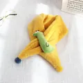 Sciarpa di peluche gialla per bambini con dinosauro verde e pompon colorati - Dinosauro Giallo Zenzero