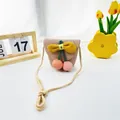 Stroh-Umhängetasche für Kinder mit gelber Strickschleife und rosa Pompons - Kirsche Stil / Rosa