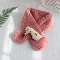 Écharpe rose en laine d'agneau pour enfants avec une mignonne peluche décorative - Kangourou Rouge Foncé