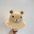 Detailopname van beige strooien zonnehoed voor kinderen met schattige berenoren en borduur - S / Beige