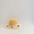 Detail van gele strohoed voor kinderen met aardbeien-patch en kanten afwerking - S(50cm) / Geel