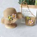 Détail du chapeau de soleil en paille pour enfant et mini sac avec fleurs bicolores - Kaki