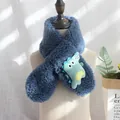 Marineblauer Plüschschal für Kinder mit Lammwolltextur und niedlichem Dinosaurier-Patch - Dinosaurier Marineblau