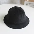 Detailansicht der vertikalen Cordstruktur und des Kuppeldesigns des schwarzen Anglerhuts - SS (50cm/1-4 Jahre) / Schwarz