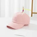Detail van roze katoenen babypet met een kleurrijke kralenpropeller op de bovenkant - S Kinderen 48-52cm / Roze