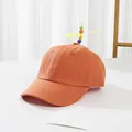 Detail van oranje katoenen kinderpet met een kleurrijke kralenpropeller op de bovenkant - S Kinderen 48-52cm / Oranje