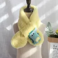 Gelber Kinder-Plüschschal mit Dino-Motiv aus weichem Fleece und warmem Überkreuz-Design - Dinosaurier Gelb