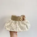 Detail van zonneklep voor kinderen met bloemenrand en strotextuur met 3D-bloemen - S Kinderen / Bruin