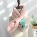 Rosa Fleece-Kinderschal mit mintgrünem Plüsch-Dinosaurier und praktischem Schlitz-Design - Dinosaurier Hellrosa