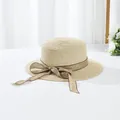 Detail eines Sommer Strohhutes mit beigem Band, Schleife und elegantem flachem Top Design - M (Erwachsene) / Beige mit schwarzer Schleife