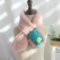Rosa Plüschschal für Kinder mit Cartoon-Krokodil aus weichem Fleece und Kreuzverschluss - Krokodil Hellrosa